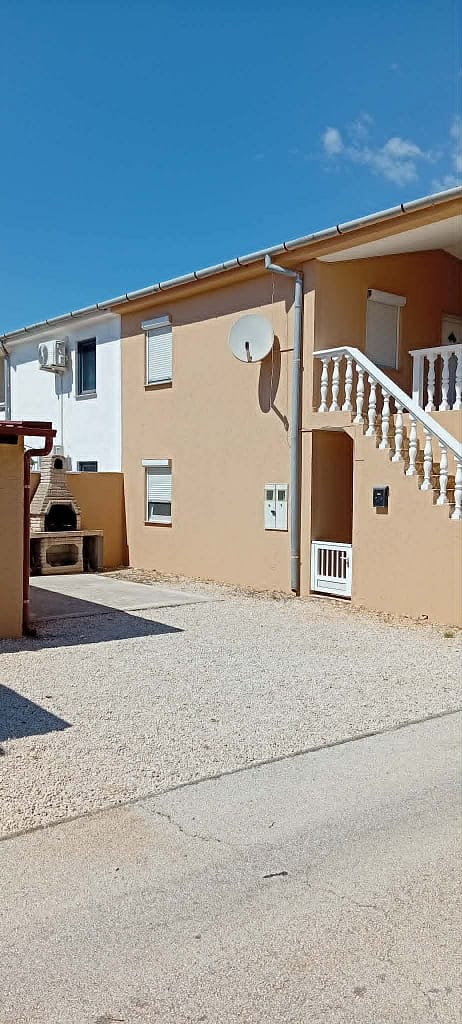 Parkolási lehetőség apartmanonként egy autó számára_ Holiday in Vir_Dénár Apartmanok