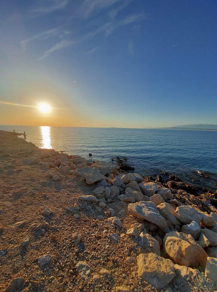 napfelkelte a partról nézve_ holiday in Vir